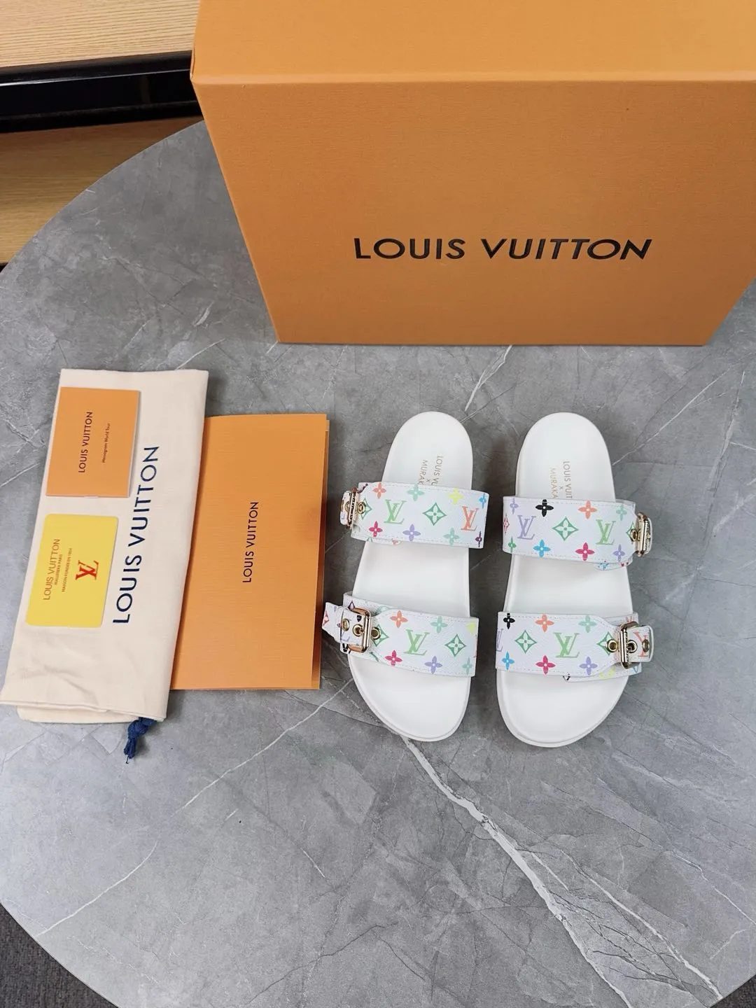 👟👟Ex-factory price 400👟👟 New slippers for spring and summer🌟The belt buckle is adjustable and elastic, full of beach style, original molded LV metal logo decoration, fashionable and beautiful, super versatile🤳🏻upper cowhide/customized imported jacquard fabric/original old-fashioned leather material, water-dyed sheepskin lining (water platform + wear-resistant velvet + rubber sole) three-layer combination outsole 🔶Size: Female 35-43 Male: 38-46